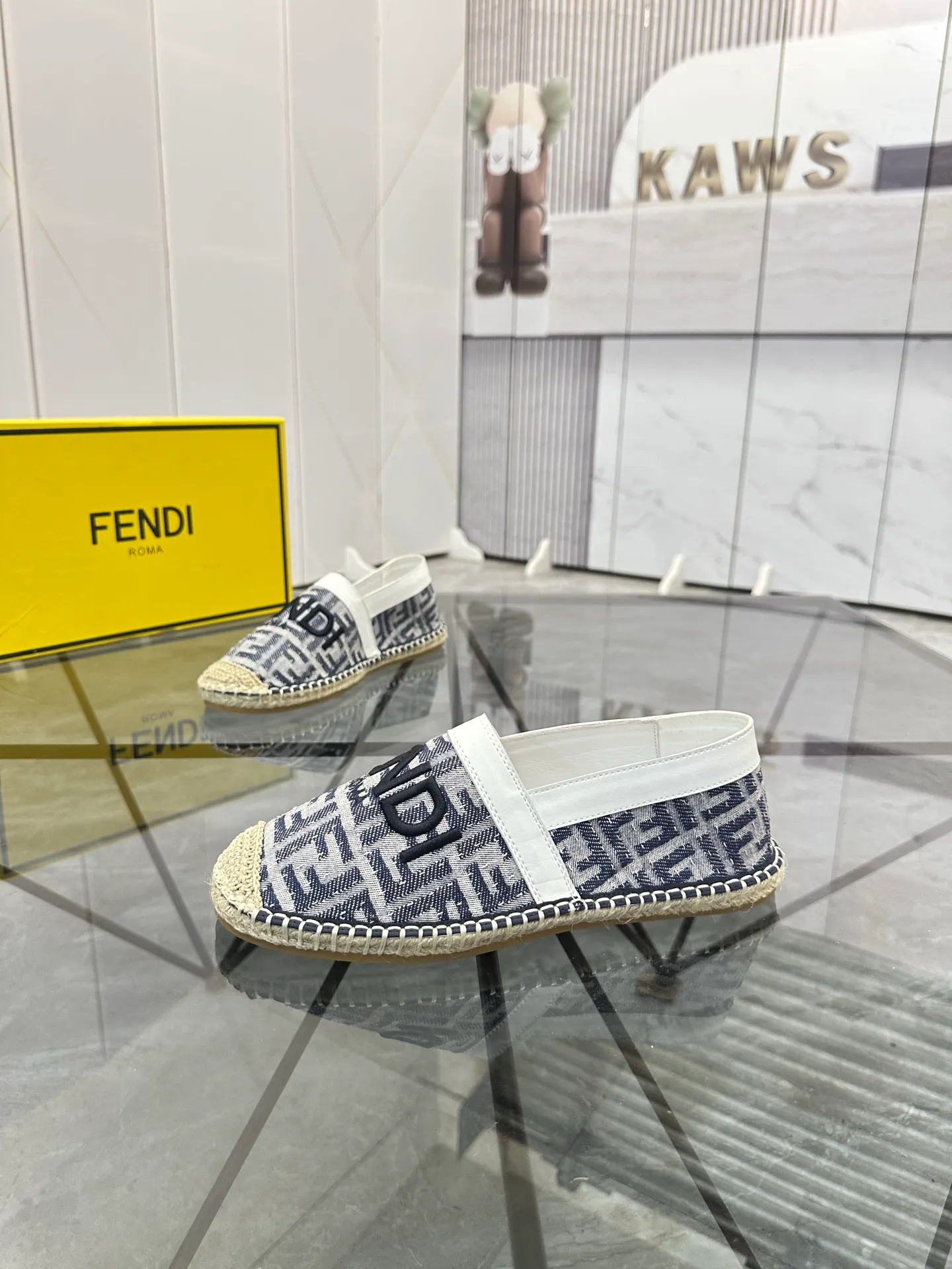 Selling men's shoes 💰: 💰P420¥ Product trademark: Fendi* "Fendi*" low-top fisherman's shoes Regular size: 38-44 (can be customized to 37.45) Product materials: upper imported cowhide stitched with original fabric, sheepskin lining, original outsole. Number: 1023